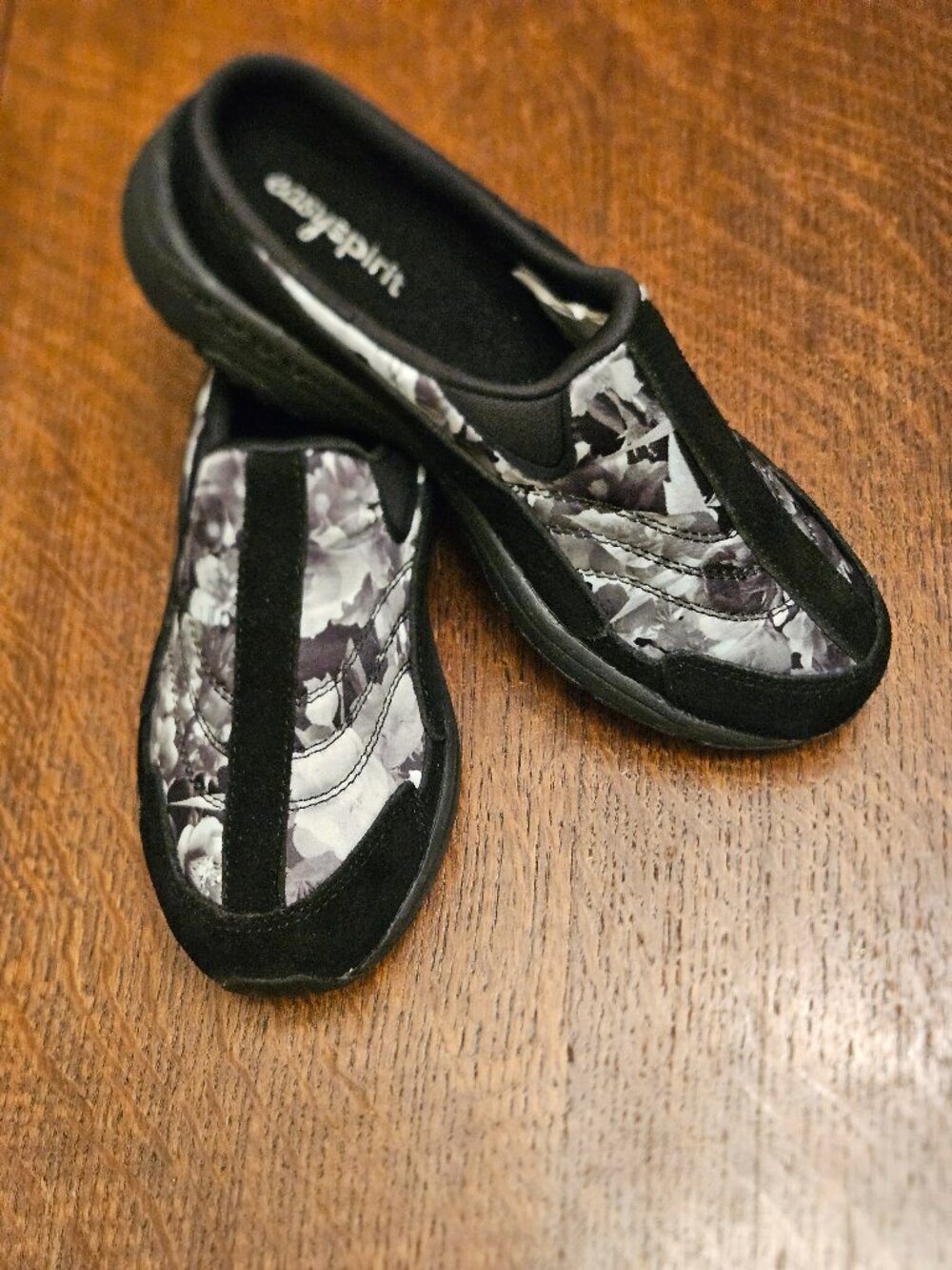 NEW EasySpirit Mule Clogs Black & White Suede Trim Size 6